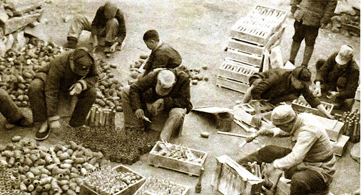 徐工集團(tuán)的前身華興鐵工廠誕生，后發(fā)展為徐州重型機(jī)械廠