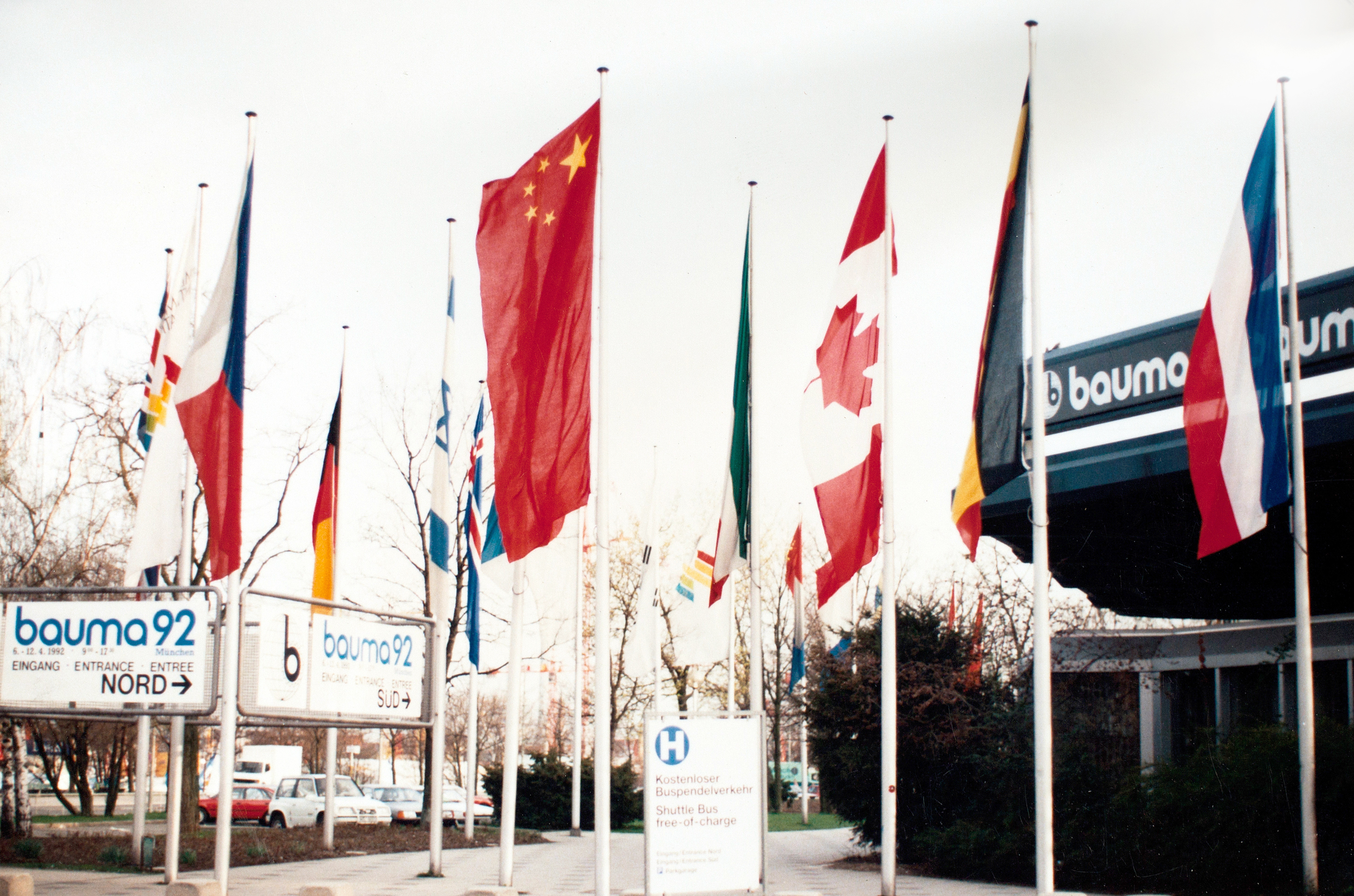 徐工成為行業(yè)首家取得自營出口權(quán)的企業(yè)，正式拉開國際化序幕；是年，徐工代表行業(yè)首次參加德國寶馬展