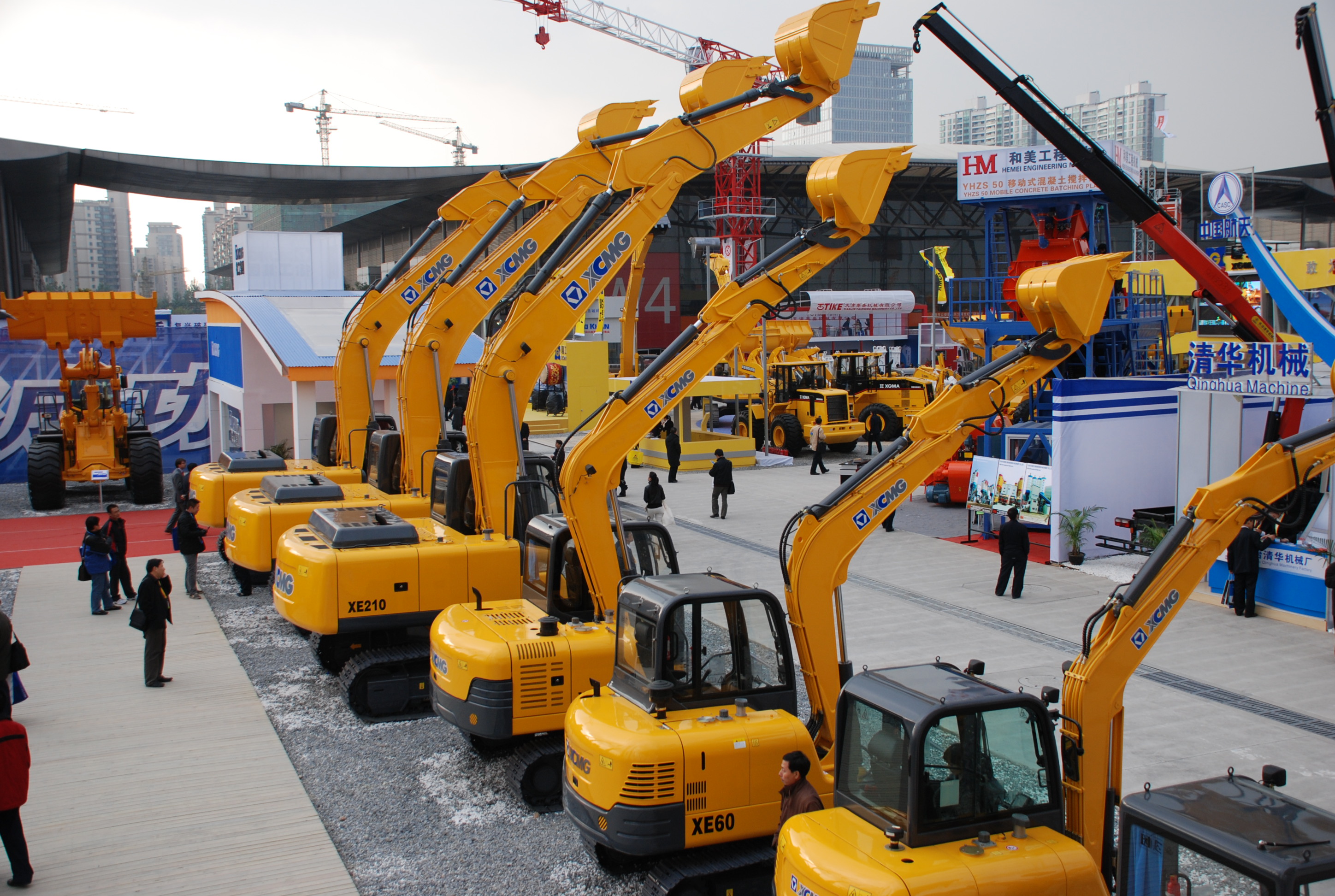 徐工與凱雷投資集團(tuán)發(fā)表聯(lián)合聲明終止合作，獨(dú)立進(jìn)行重組；是年，徐工與卡特彼勒終止合作，獨(dú)資成立徐州徐工挖掘機(jī)械有限公司