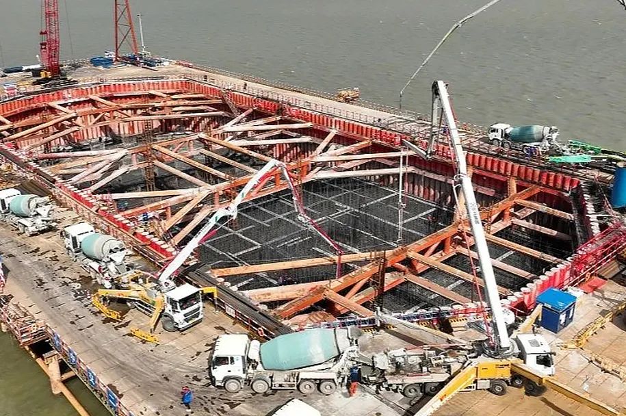 徐工泵車再筑“世界之最”張靖皋長江大橋！