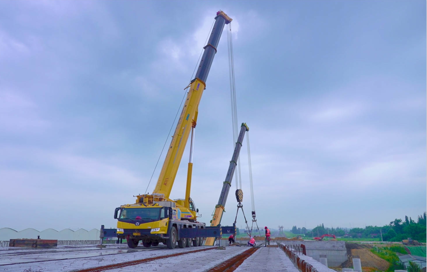 空中對(duì)飛接力！徐工三款百?lài)嵓?jí)聯(lián)袂抬吊！