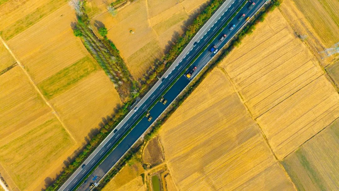 揚(yáng)民族自信！徐工成套瀝青路面裝備助力家鄉(xiāng)高速建設(shè)！