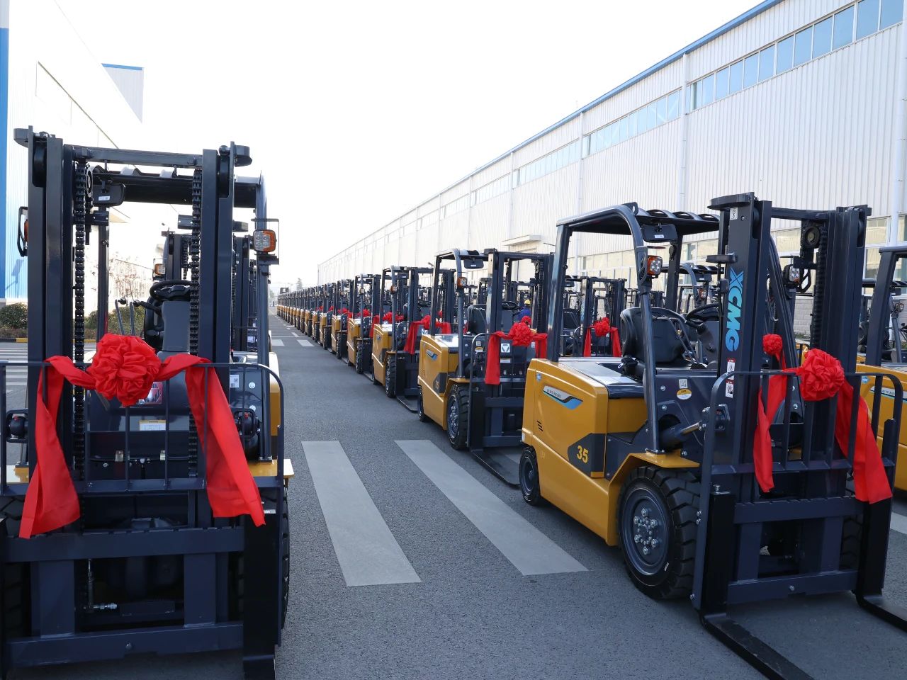 又是百余臺！徐工“鯤鵬”叉車批量交車