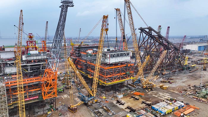 【全球之履】總重37000噸！徐工履帶兄弟團(tuán)助力大型深水導(dǎo)管架建設(shè)