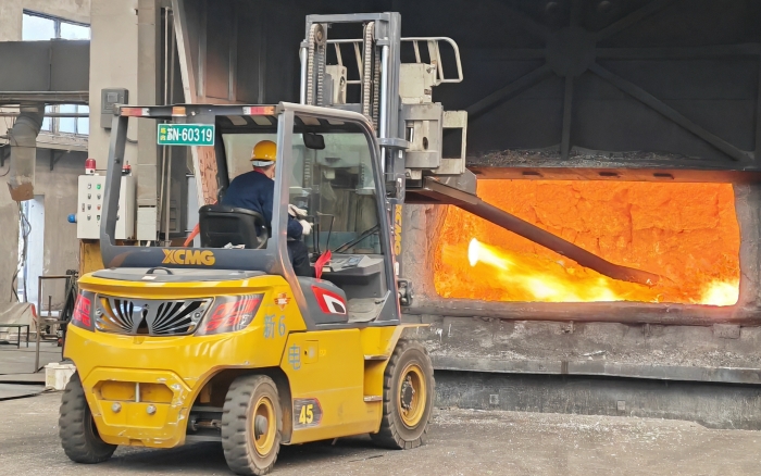 真金不怕火煉，徐工重載孔雀叉車威武霸氣！