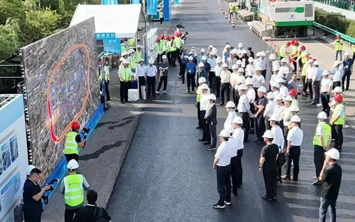 徐工數(shù)字化智能施工集群助力西安繞城高速養(yǎng)護(hù)工程！