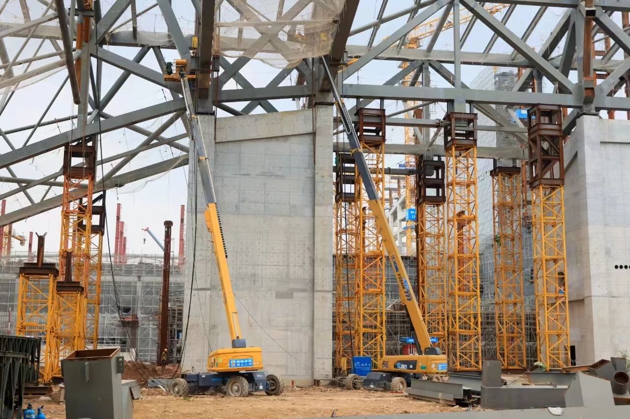 復(fù)雜環(huán)境顯身手！“徐工金”助力深圳冰雪世界