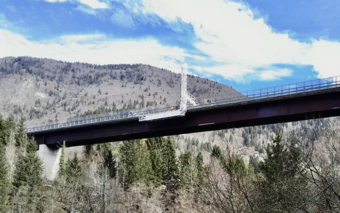 背靠阿爾卑斯山脈，徐工橋梁檢測車“C位”打卡