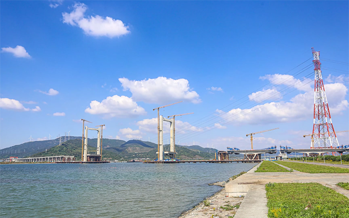 “牽手”群島！徐工塔機(jī)助力世界級(jí)跨海連島工程刷新“進(jìn)度條”