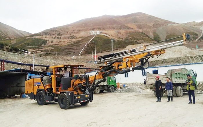 鐵礦開采，徐工礦用液壓掘進(jìn)鉆車先入為主！
