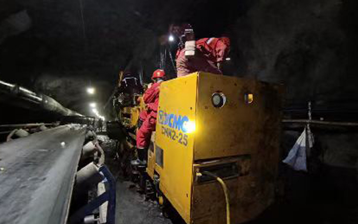 綜掘裝備上新！徐工CMM2-25煤礦用錨桿鉆車首發(fā)