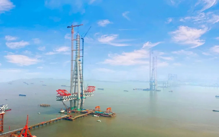 徐工建設(shè)！世界最高橋塔常泰長江大橋主塔順利封頂！