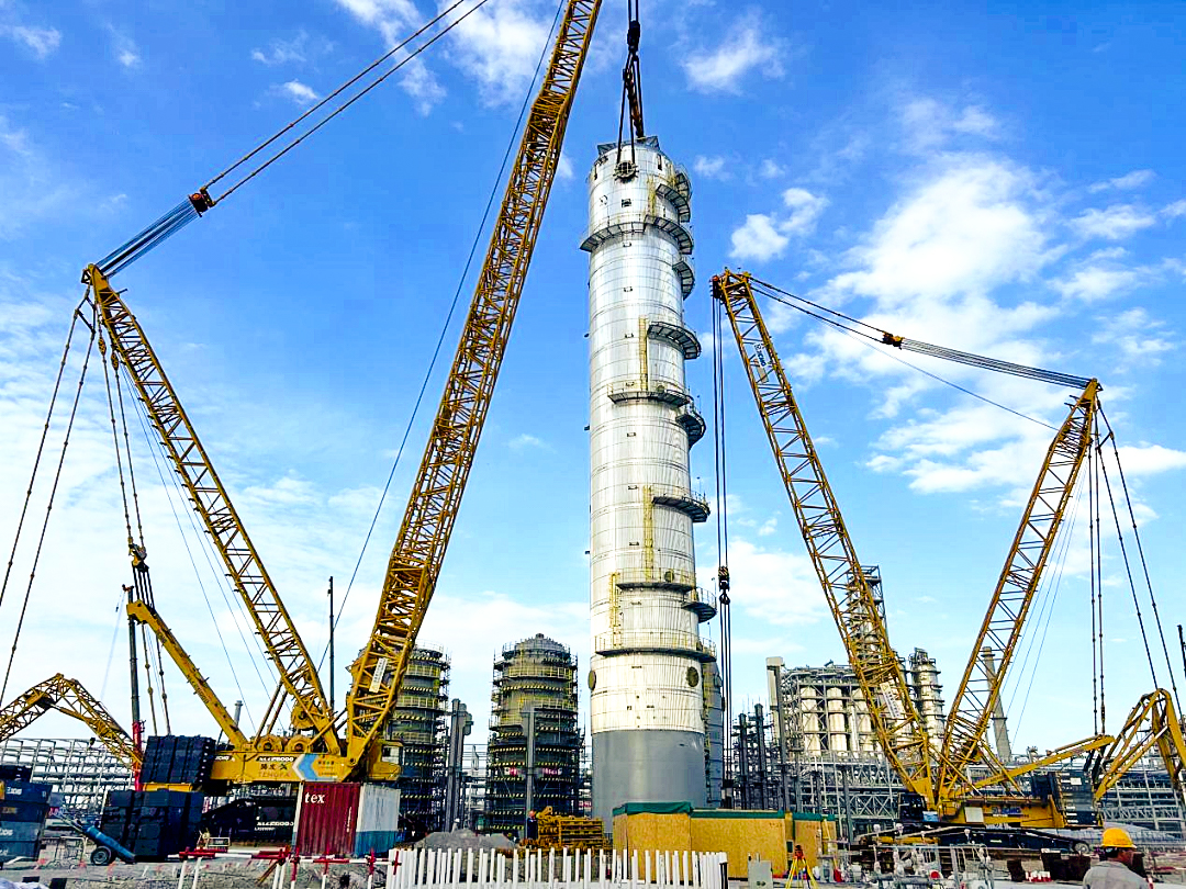 雙機(jī)聯(lián)動(dòng)！徐工履帶起重機(jī)助力全國(guó)丙烯腈行業(yè)“最大最重單體設(shè)備”成功就位