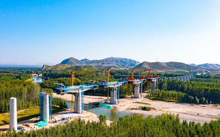 群塔筑雄忻！徐工助建山西首條時(shí)速350公里高鐵