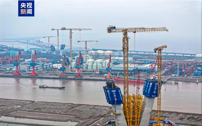 央視聚焦！徐工超大塔助建世界級(jí)橋梁工程！