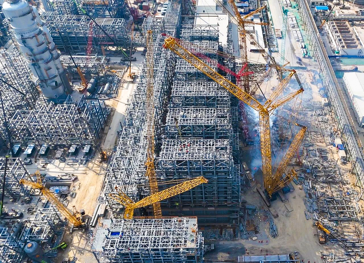 總重9000噸！XGC12000助力大型石化乙烯項(xiàng)目對(duì)流段模塊吊裝