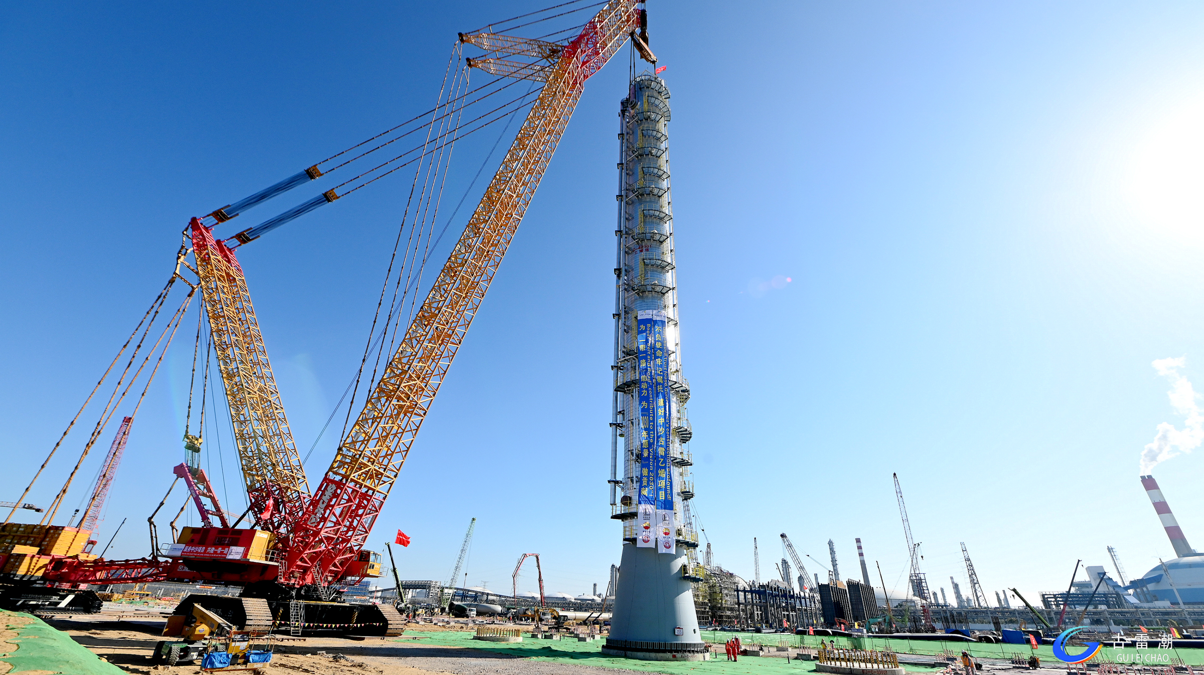 吊重1150噸！XGC88000助力大型石化項(xiàng)目首臺(tái)千噸級(jí)設(shè)備精準(zhǔn)就位