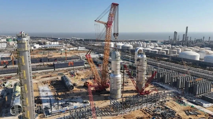 三小時(shí)制勝！徐工XGC88000助力2000噸石化設(shè)備成功就位