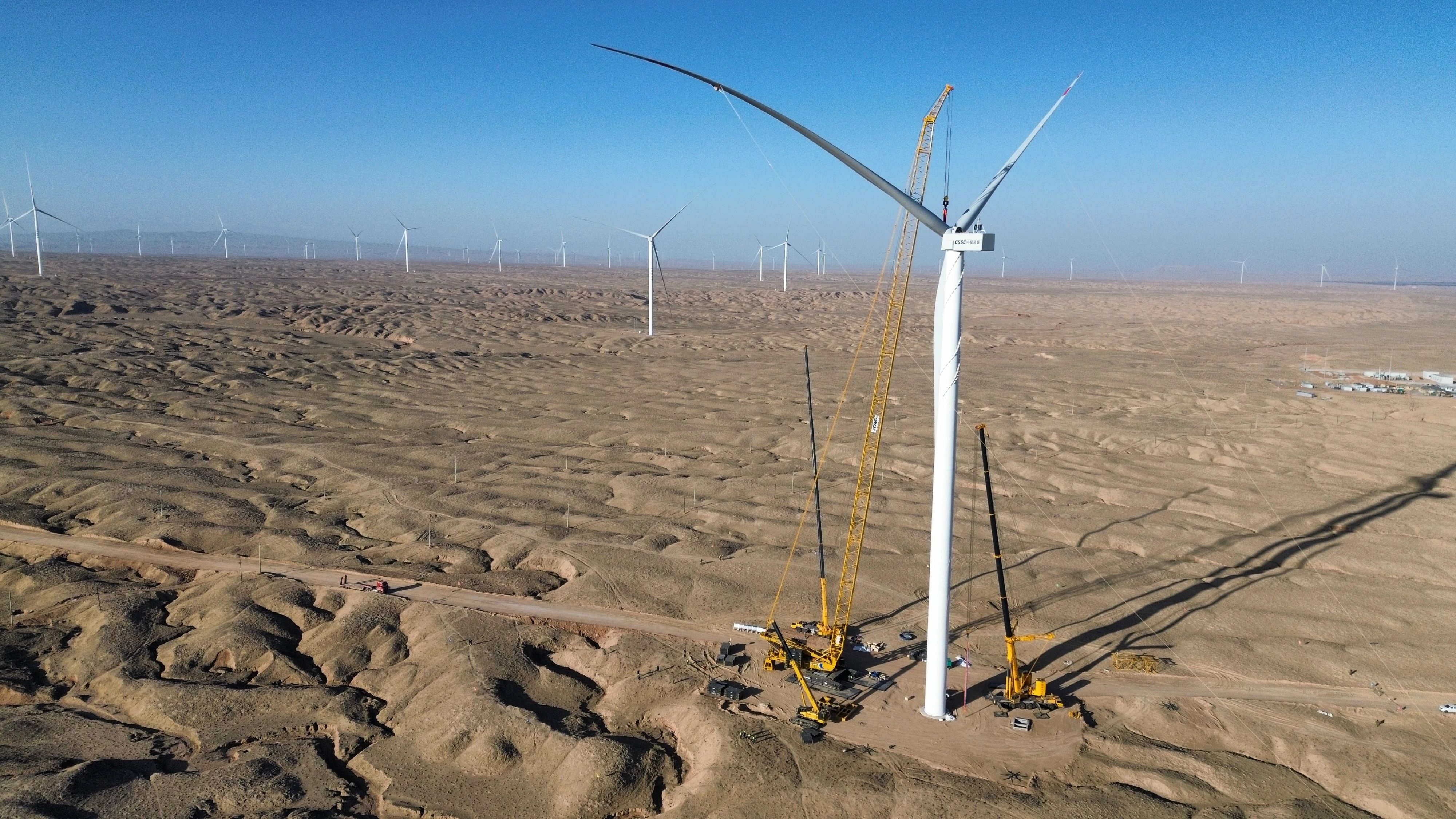 零誤差！XLC18000M助力10萬(wàn)千瓦風(fēng)力發(fā)電項(xiàng)目首臺(tái)風(fēng)機(jī)成功吊裝