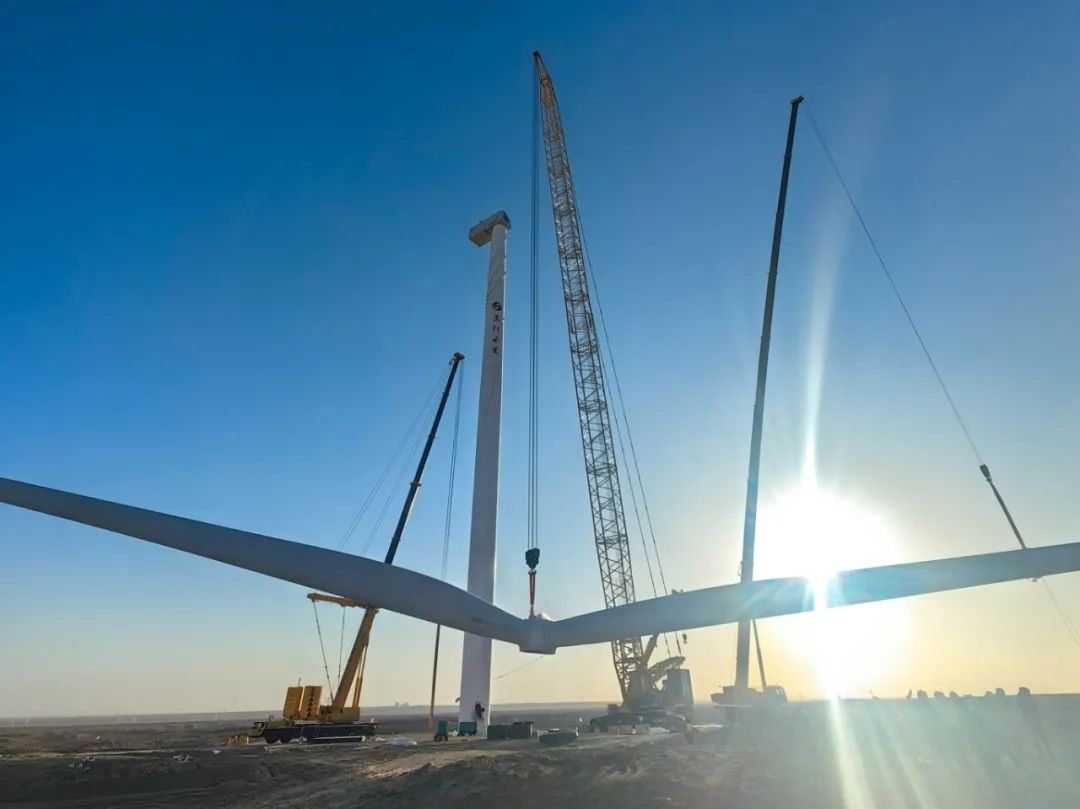 “零偏差”！西北戈壁現(xiàn)風(fēng)電“超級(jí)大片”，徐工XLC18000M領(lǐng)銜多機(jī)協(xié)同吊裝