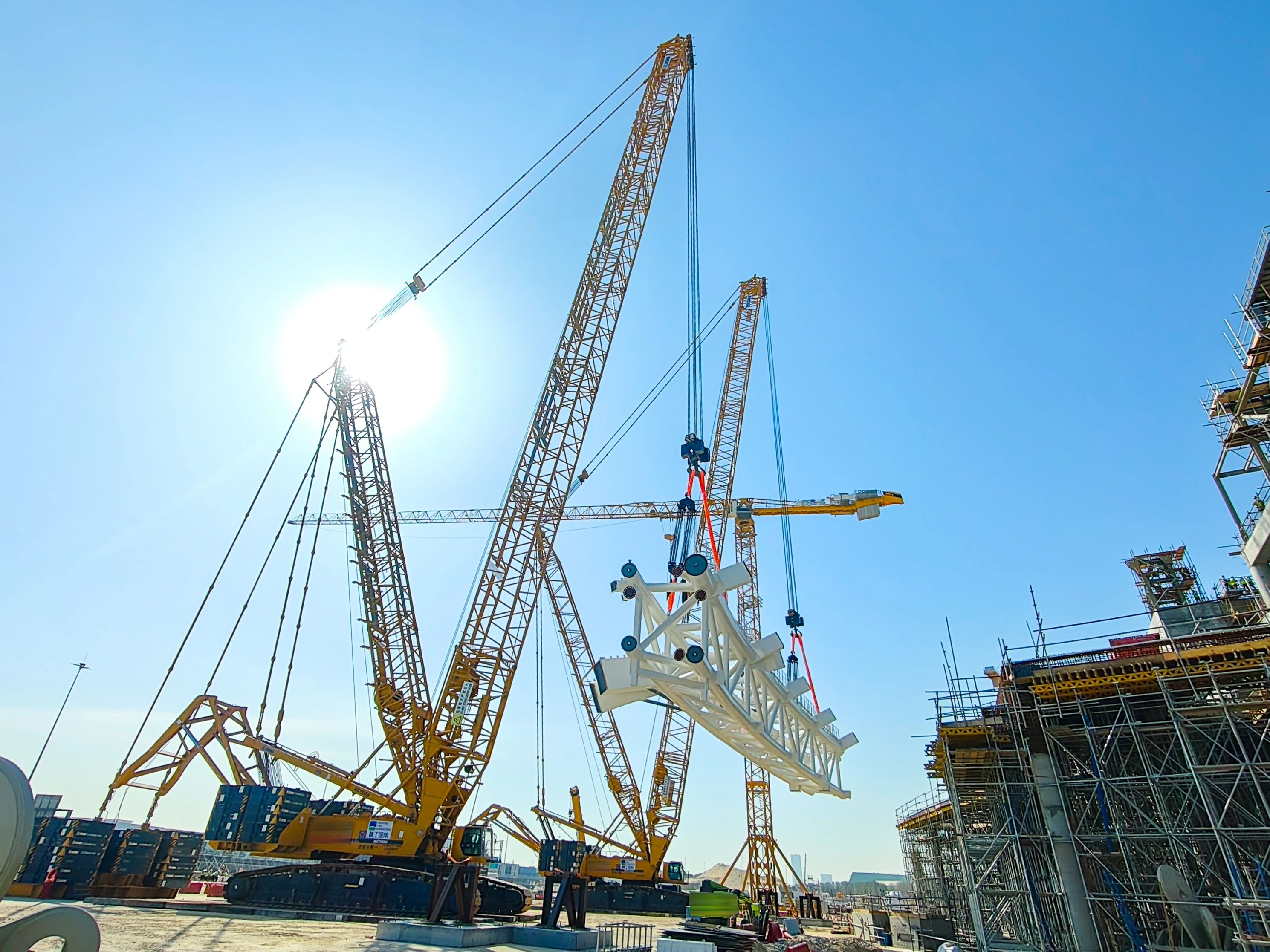 毫米級(jí)精度托舉世界杯夢(mèng)想——徐工履帶起重機(jī)奮戰(zhàn)沙特！