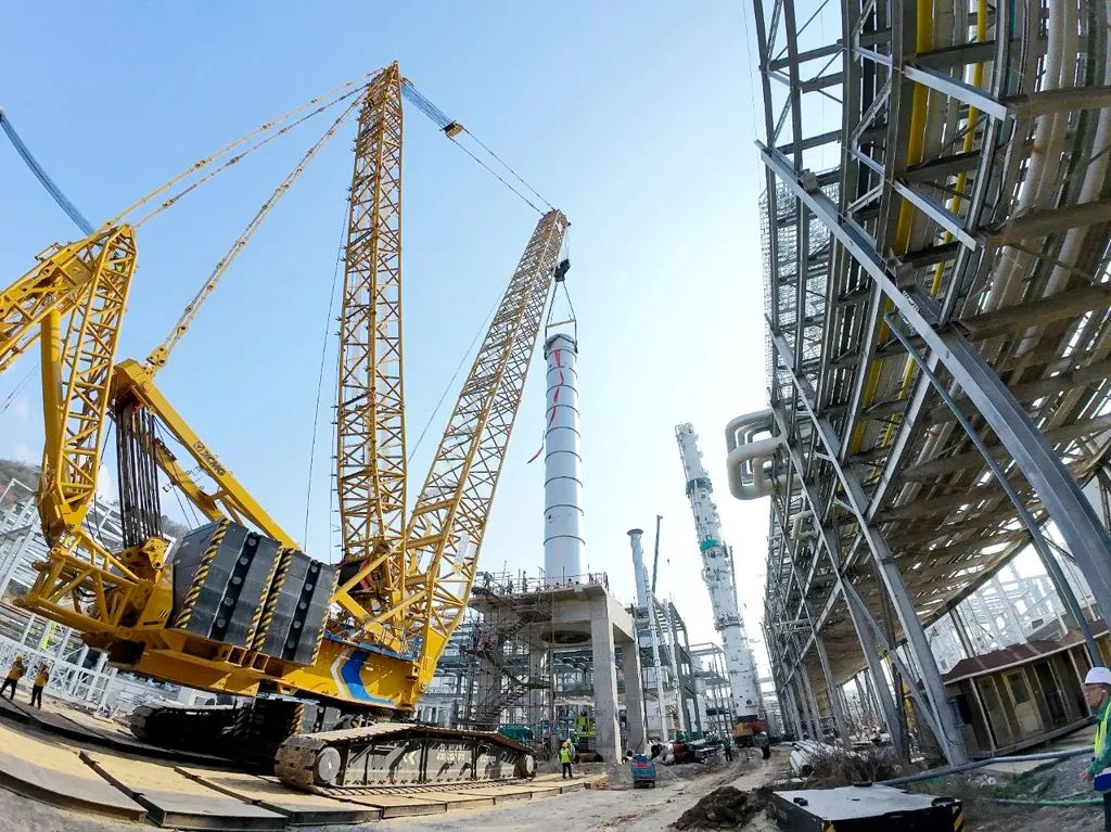 700噸巨塔穩(wěn)穩(wěn)落位？徐工XLC17000給出完美答案