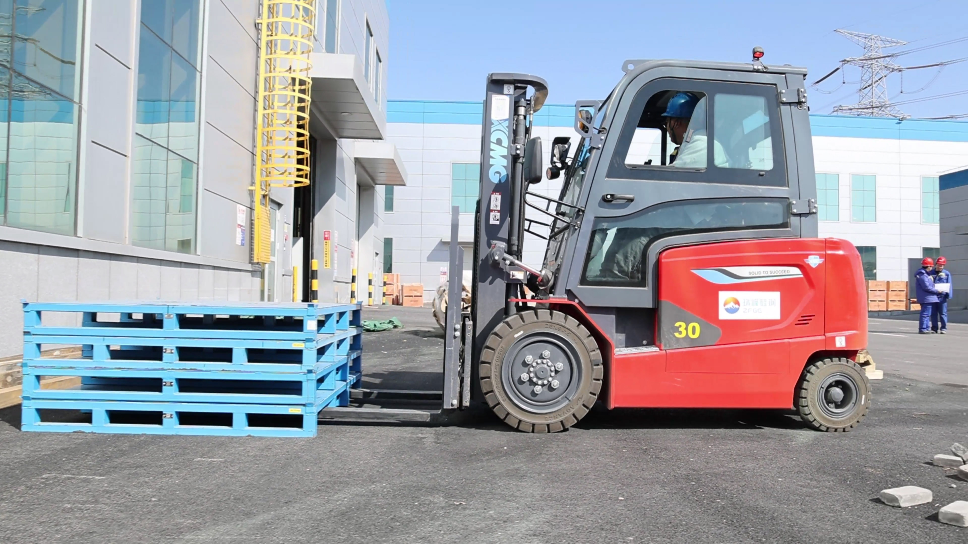 小巧精悍，徐工鯤鵬系列電動平衡重叉車制造業(yè)大展身手