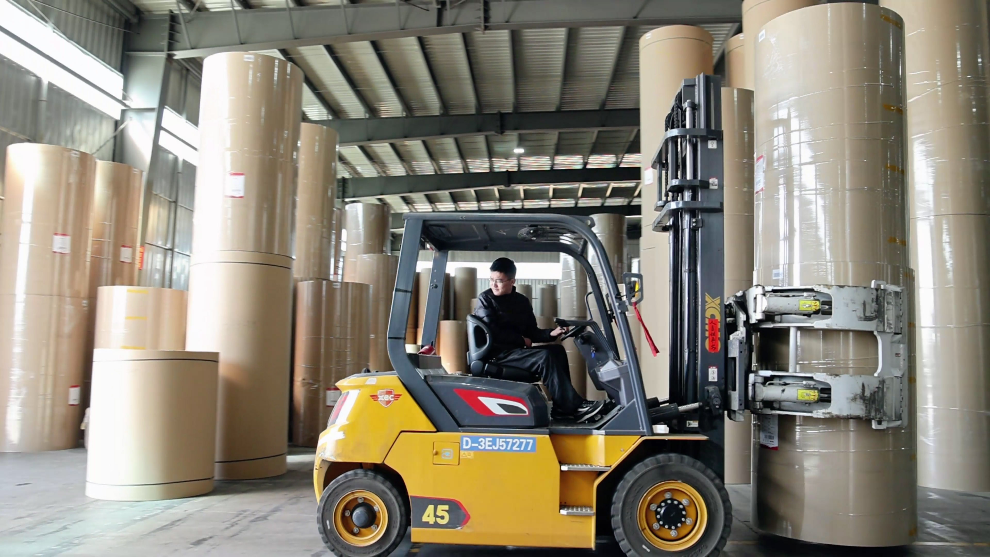 紙卷廠搬運利器，徐工孔雀系列高壓重載電動叉車