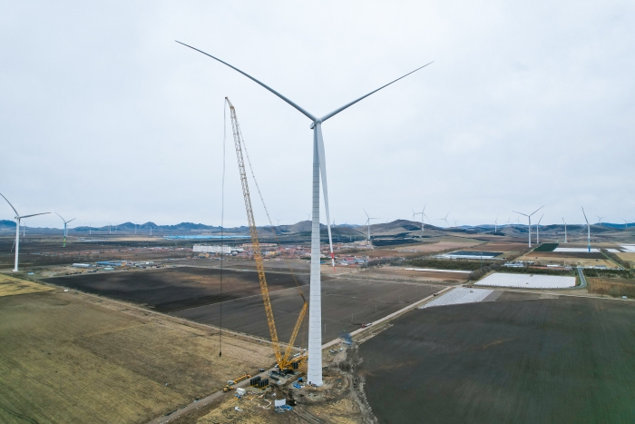 高空之巔，再鑄榮光！XLC18000M助力大型風(fēng)電場(chǎng)首臺(tái)185米風(fēng)機(jī)成功吊裝