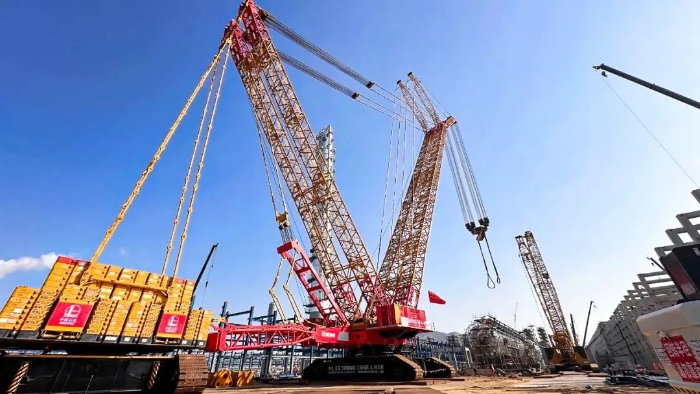 全球首臺(tái)問(wèn)世的4000噸履帶式起重機(jī)，再創(chuàng)國(guó)內(nèi)吊裝新紀(jì)錄！