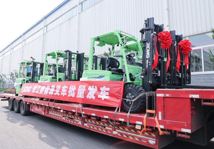 徐工鯤鵬系列電動平衡重叉車，再掀浦東貨運站高效物流新篇