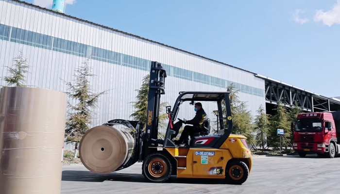 安全穩(wěn)如泰山，高效快人一步！徐工孔雀叉車造紙行業(yè)顯身手