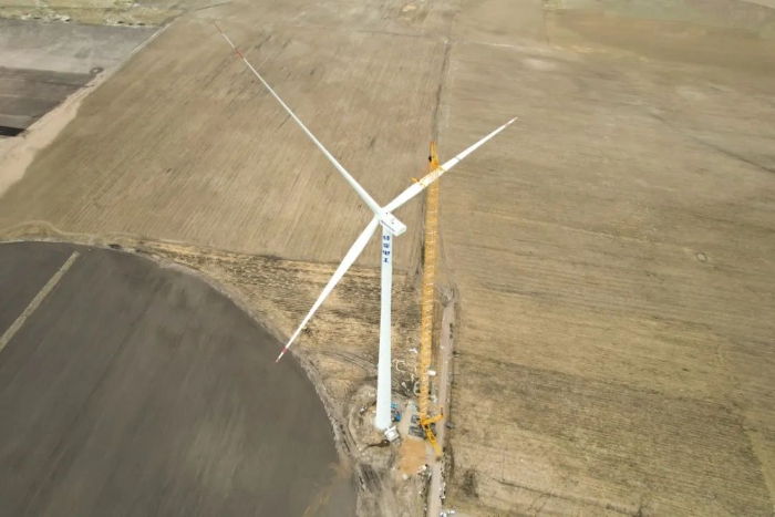 高空之巔，再鑄榮光！XLC18000M助力大型風(fēng)電場(chǎng)首臺(tái)185米風(fēng)機(jī)成功吊裝