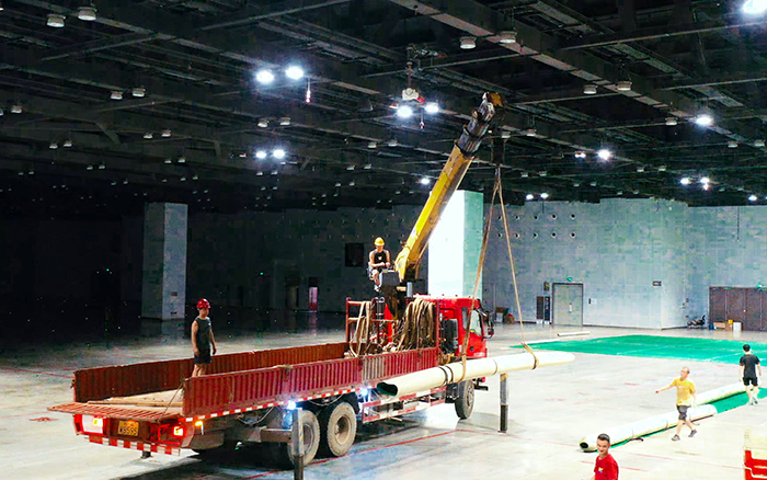 高效穩(wěn)護(hù)航，徐工隨車起重機(jī)賦能廣西會展中心體育場館塑膠鋪設(shè)