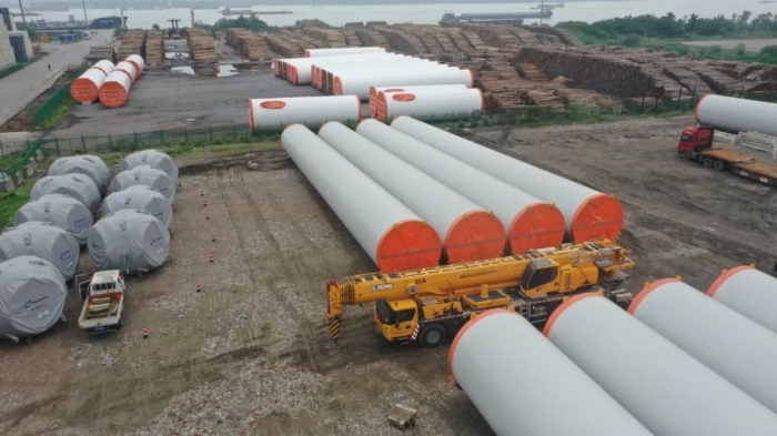 空間太??？在下徐工G2代可變支腿，百噸塔筒在港口“穩(wěn)運(yùn)”！