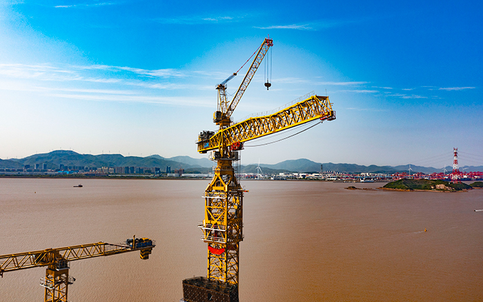 雙塔筑脊梁！徐工超大塔助建世界級(jí)大橋