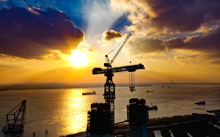 筑夢云端 徐工超大塔助力“超級(jí)工程”建設(shè)“滿弦”推進(jìn)