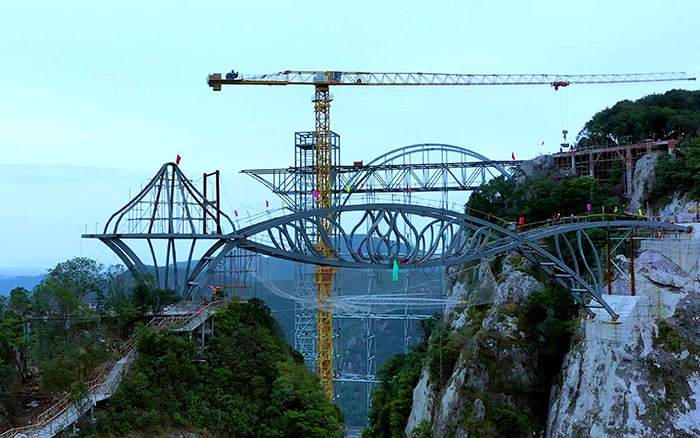 一覽眾山??！看徐工塔機(jī)「與山齊肩」