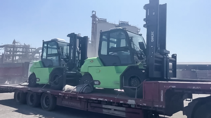 從室內(nèi)到室外，24小時不停歇！徐工孔雀叉車扎根新疆鋼材廠