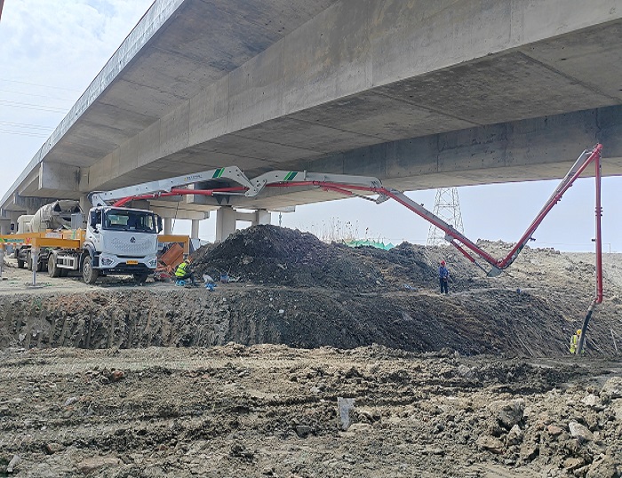 輕靈穩(wěn)?。⌒旃?3米泵車領(lǐng)航新城鎮(zhèn)基建