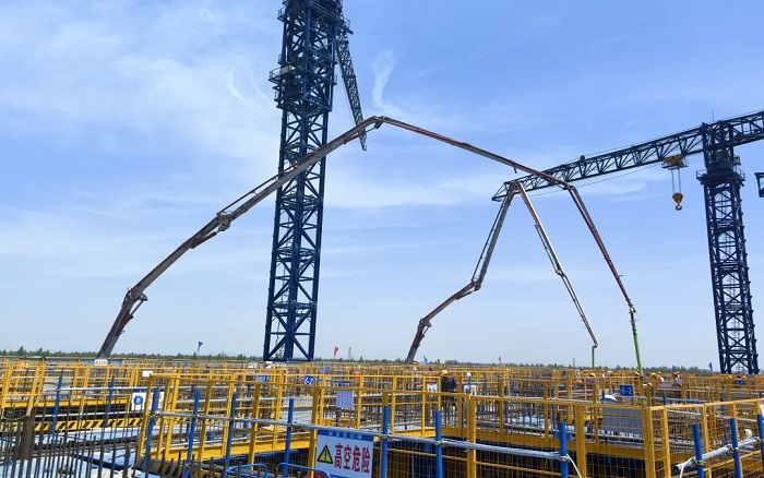 72米巨臂顯神威！徐工“鋼鐵俠”集結(jié)漢南長江大橋