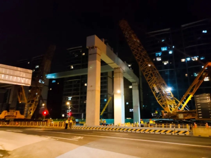 雙機(jī)聯(lián)動(dòng)，毫米操控！徐工XGC11000高效破解高架橋施工難題