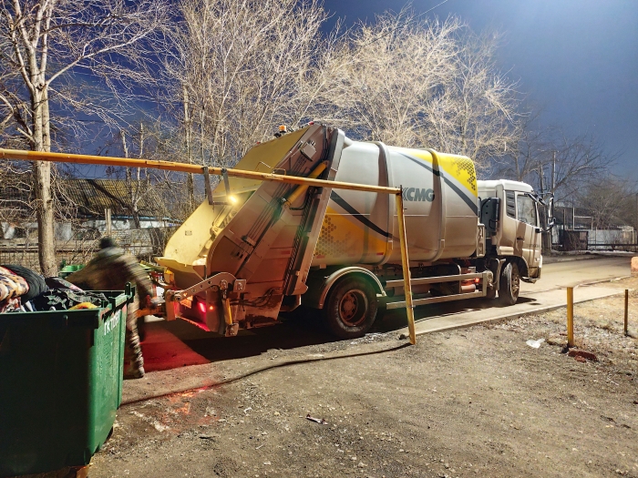 徐工后裝壓縮式垃圾車助力阿斯塔納：高效環(huán)保，助力城市清潔