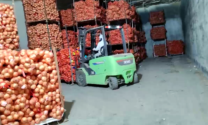 徐工鯤鵬系列新能源叉車，為食品冷庫工廠注入綠色動能