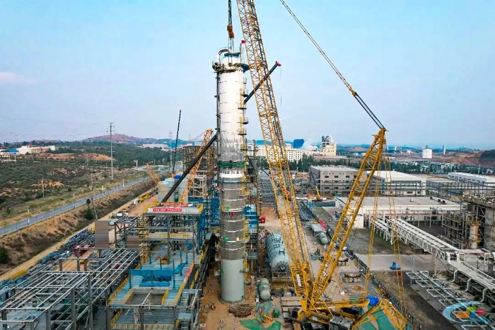 二十載老將再建功！徐工QUY450協(xié)助XGC12000輕松搞定百?lài)嵕s塔