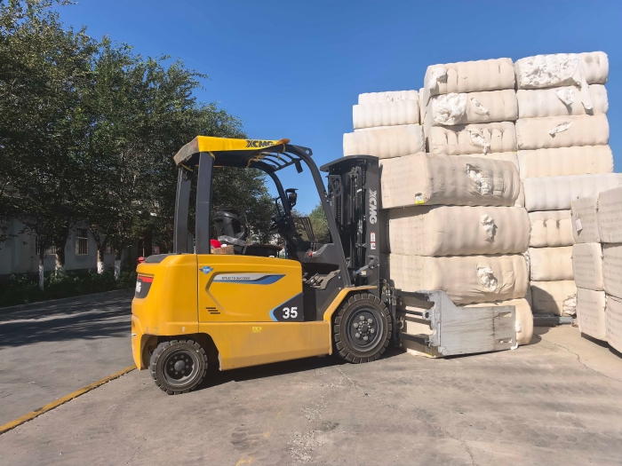 徐工鯤鵬電動叉車，賦能西北棉花產(chǎn)業(yè)高效運轉(zhuǎn)