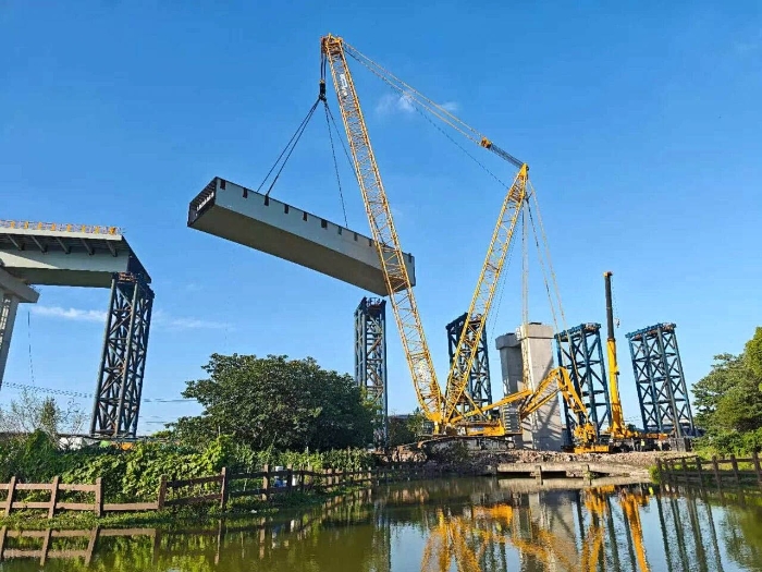 螺螄殼里做道場？徐工XGC11000高架旁上演“極限操作”