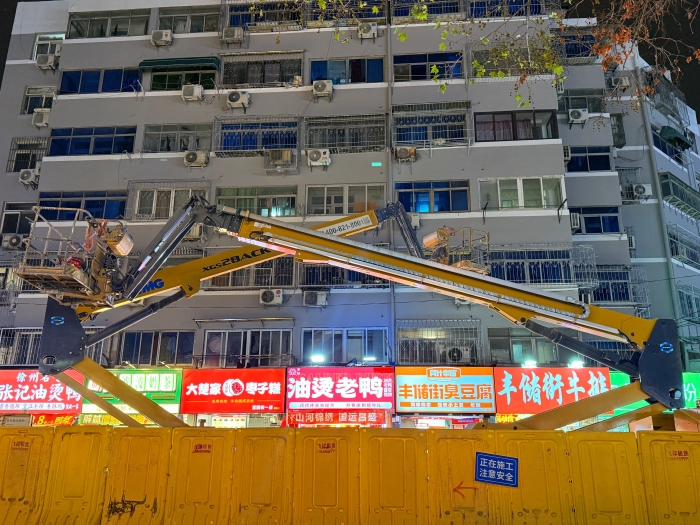穿街過巷的“改造藝術(shù)家”！徐工電動直臂高空作業(yè)平臺精準(zhǔn)施技豐儲街改造