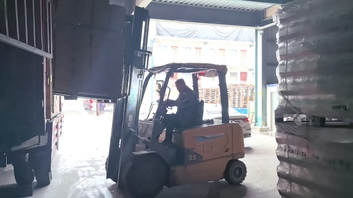 徐工叉車賦能山東玻璃瓶廠：破解易碎品搬運難題