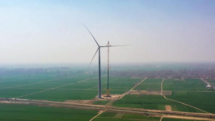 暴雨中橫走的 “鋼鐵巨獸”！徐工 4000 噸起重機(jī)撐起 160 米風(fēng)電，這細(xì)節(jié)太硬核！